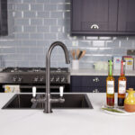 flöde korsa | Traditional Cruciform Style 3 in 1 Instant Boiling Tap | White Ceramic Levers | Gun Metal Finish