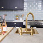 flöde klas | Traditional Bridge Style 3 in 1 Instant Boiling Tap | White Ceramic Levers | Brushed Gold Finish