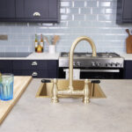 flöde klas | Traditional Bridge Style 3 in 1 Instant Boiling Tap | Black Ceramic Levers | Brushed Brass Finish
