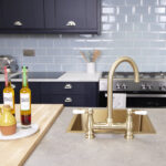 flöde klas | Traditional Bridge Style 3 in 1 Instant Boiling Tap | White Ceramic Levers | Brushed Brass Finish