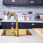flöde Vättern | Single Lever Kitchen Sink Mixer Tap with Swivel Spout | Swan Neck Design | Gold Finish